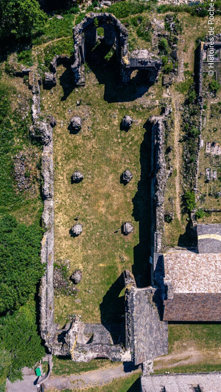 Vue aérienne de la nef de l'abbatiale