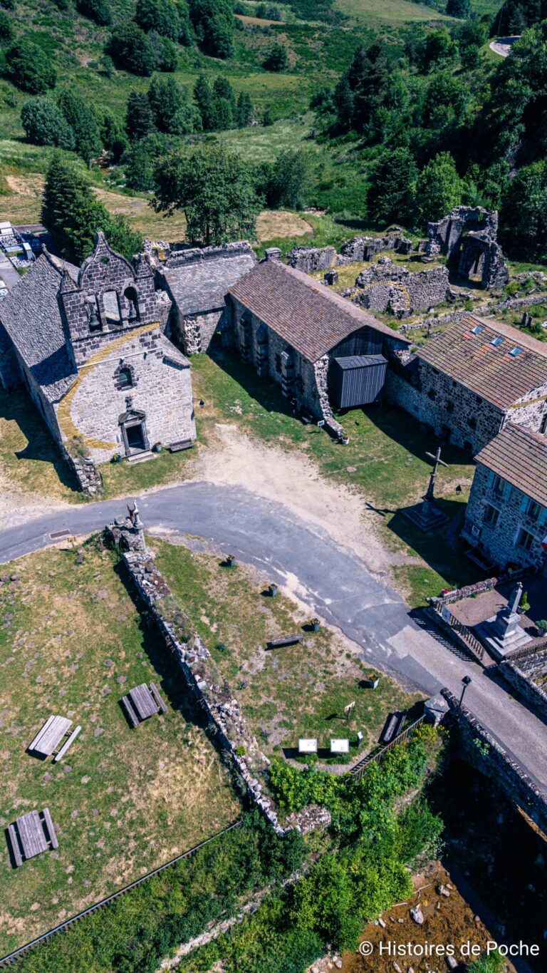 Vue aérienne de l'Eglise, de l'ancien réfectoire, de l'abbatiale et du cellier