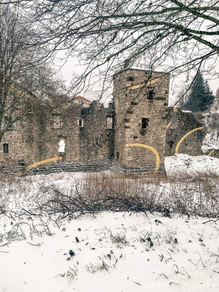 Mur de l'infirmerie et des fortifications en ruine sous la neige