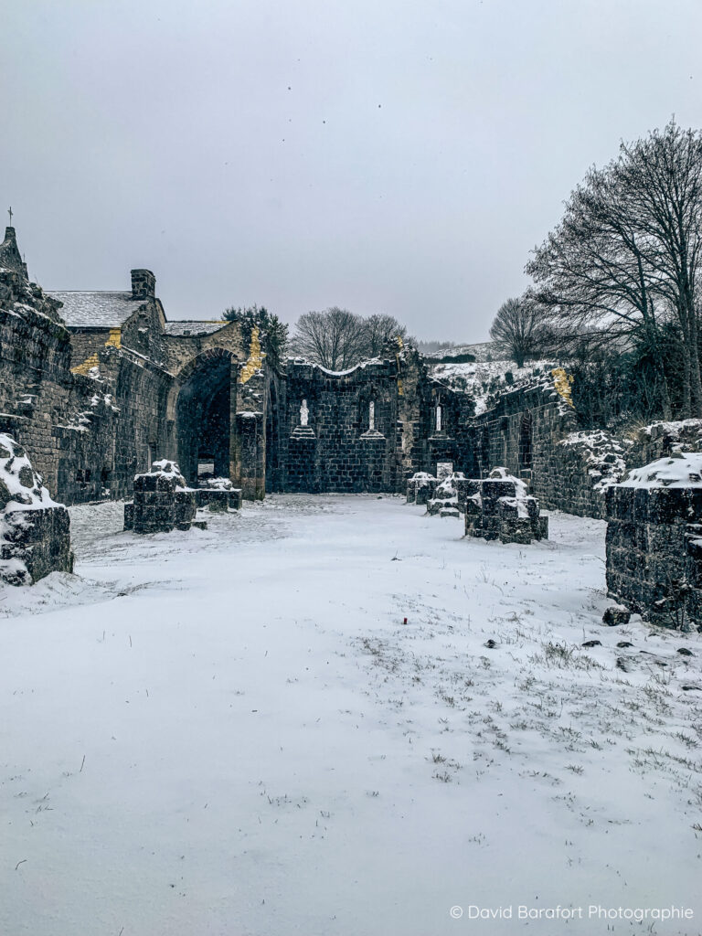 Les fragments de l'abbatiale sous la neige