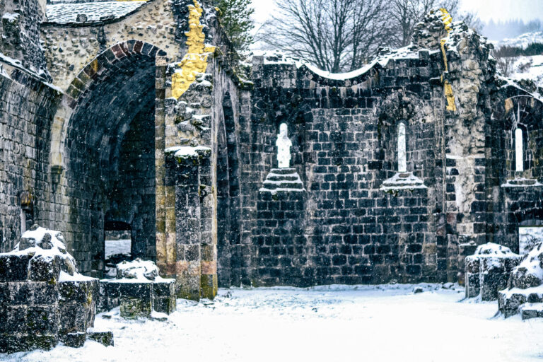 L'abbatiale en ruine sous la neige