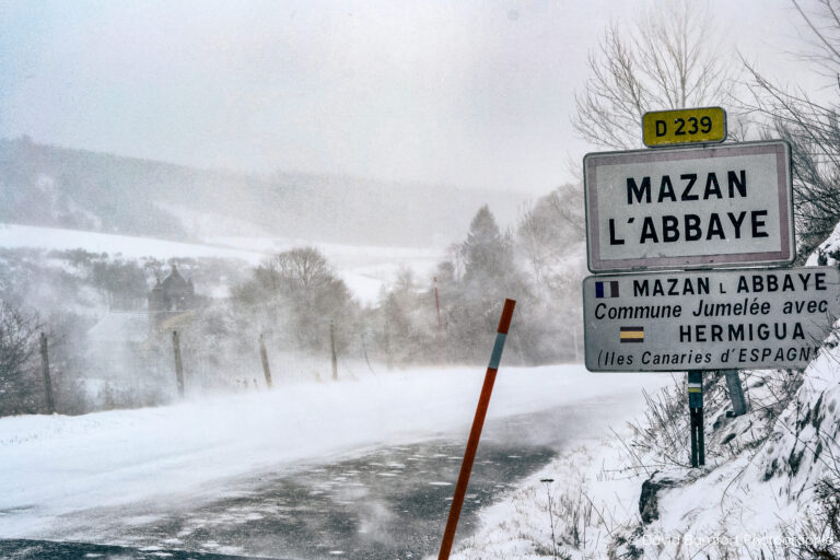 Panneau de Mazan-l'Abbaye sous la burle