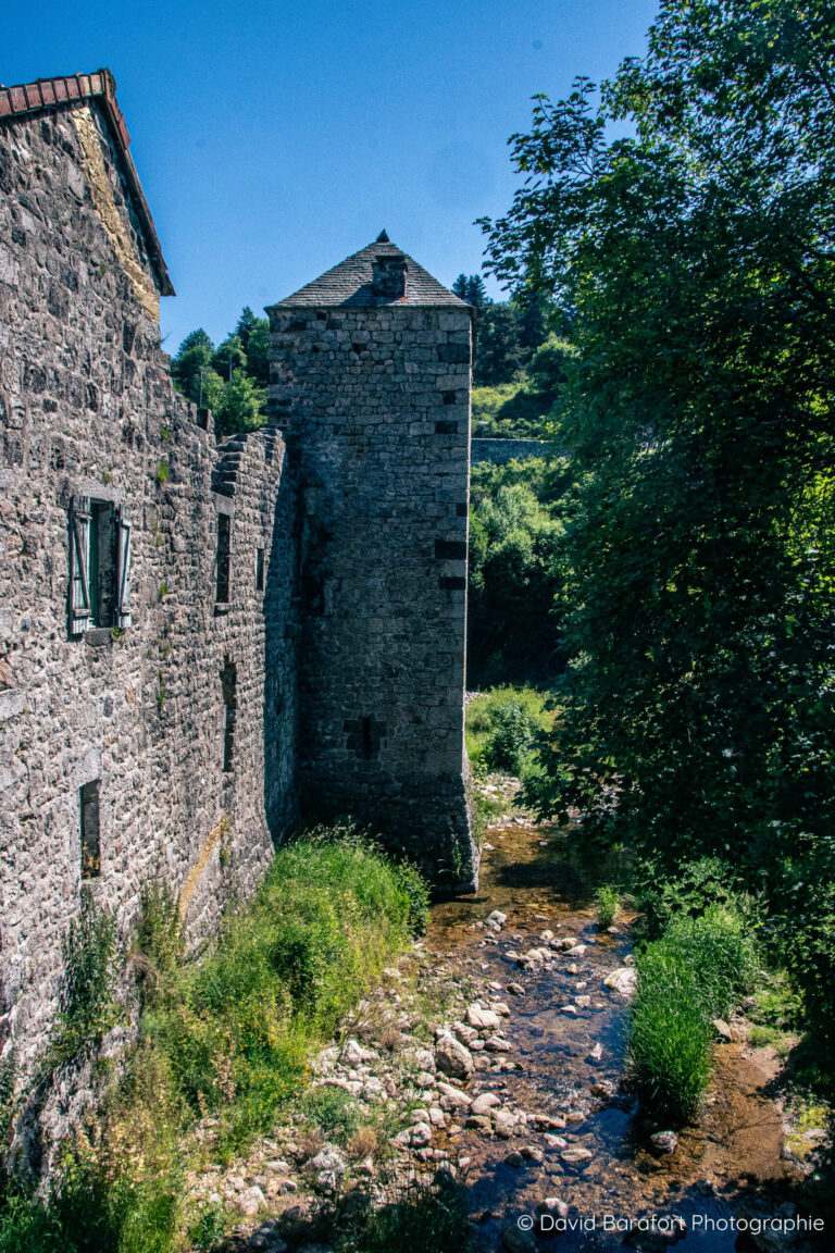 Le ruisseau de Mazan tout proche des ruines