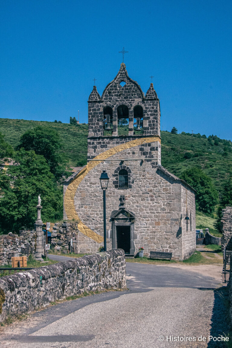 Facade de l'église vue depuis le pont enjambant le ruisseau de Mazan