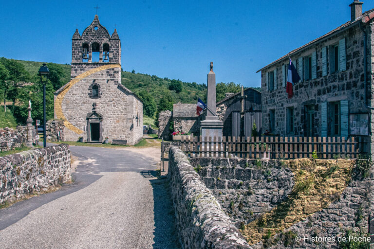 Facade de l'Eglise vue du pont enjambant le ruisseau de Mazan