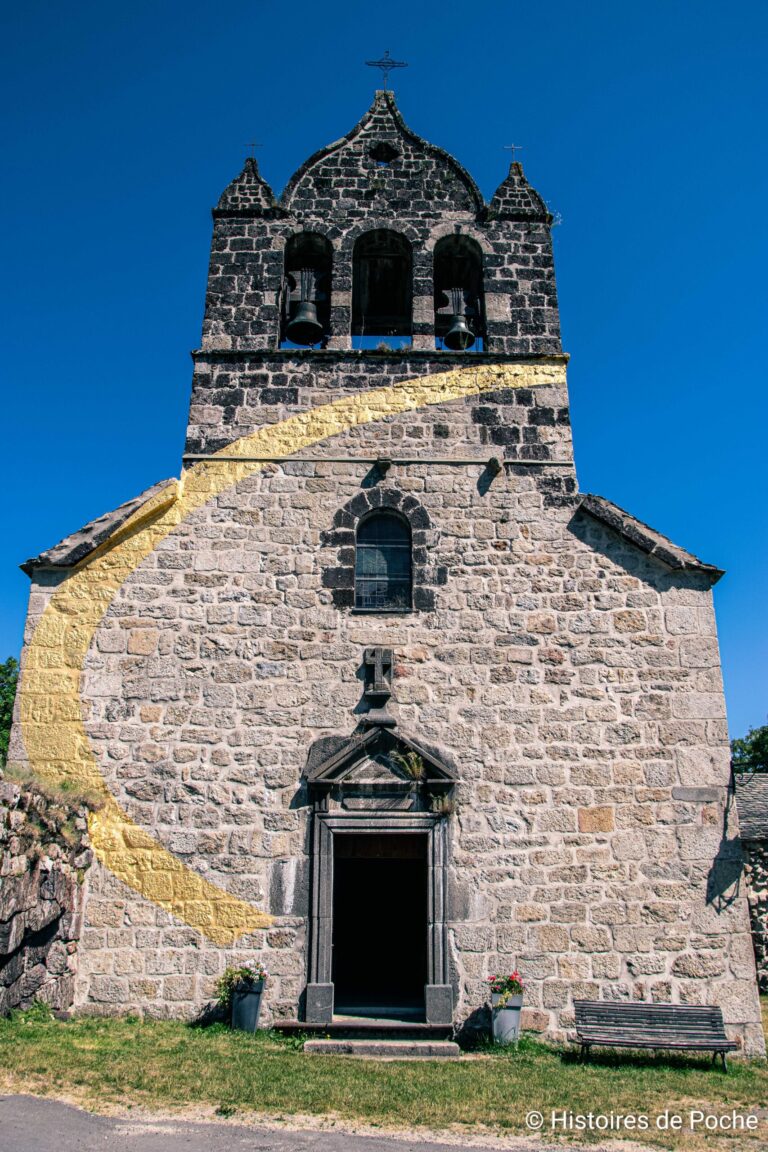 Un fragment sur la facade de l'eglise