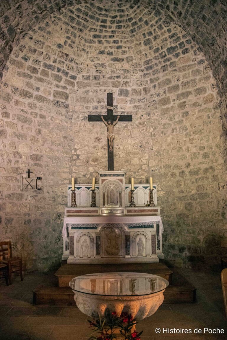 Choeur de l'église avec le maitre-autel