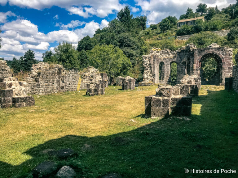 Abbatiale de Mazan en ruine