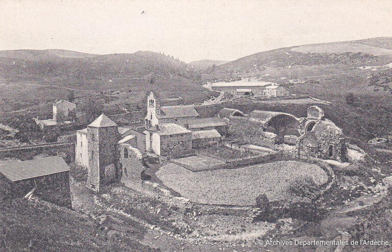 Photographie ancienne, l'abbaye possède encore quelques voutes