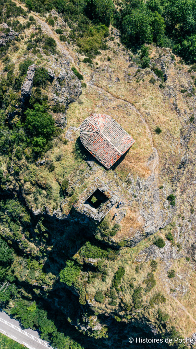 Vue en plongée aérienne de la Chapelle et du Donjon