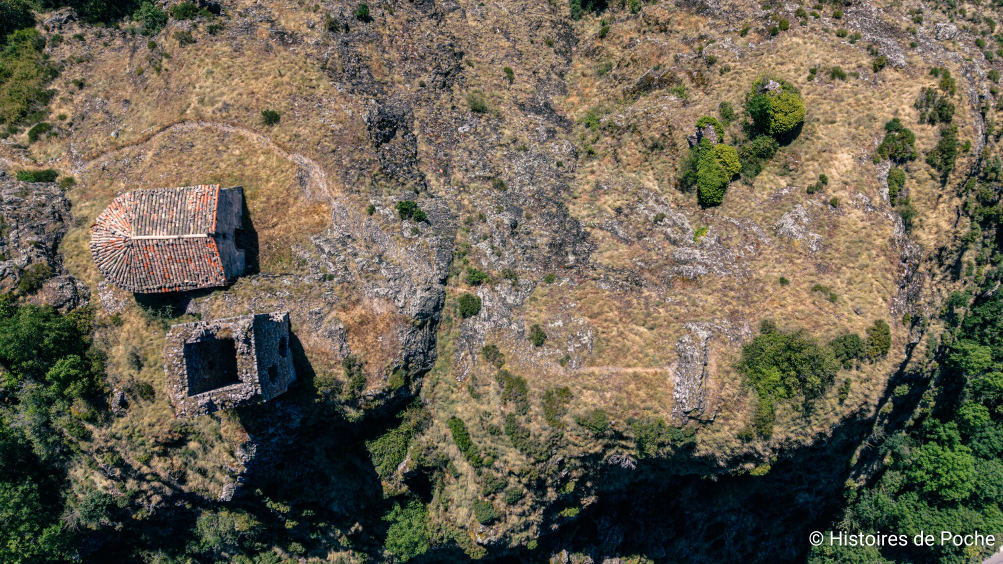 Vue en plongée aérienne de la Chapelle et du Donjon