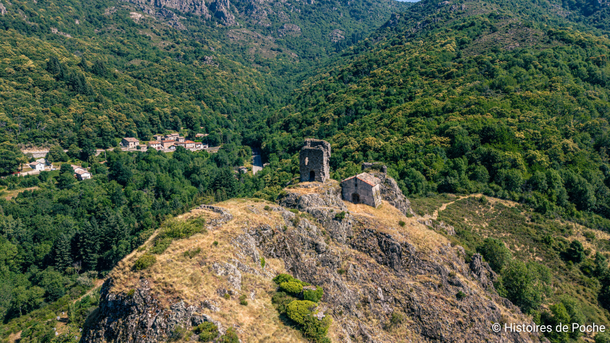 Vue aérienne de la Chapelle et du Donjon