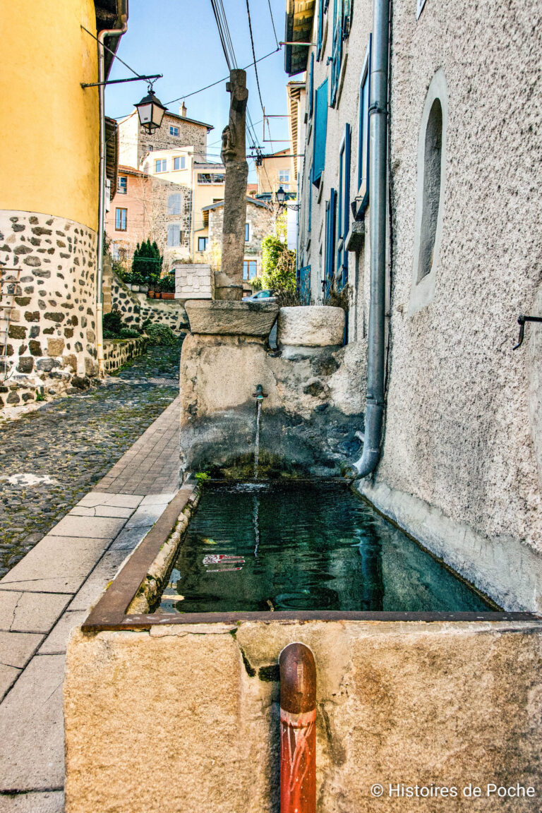 Fontaine-abreuvoir rue du Bac au Puy-en-Velay (43) son alimentation vient d'un trop-plein d'une fontaine plus haute