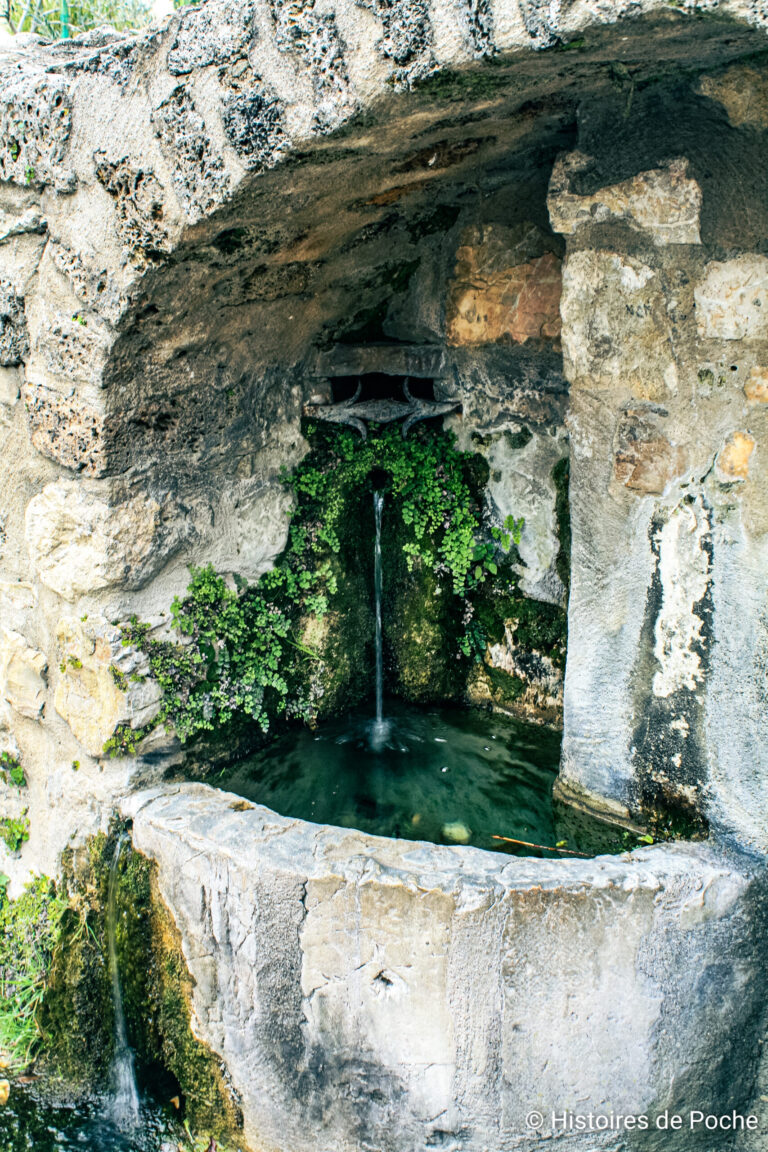 Fontaine au coin d'une rue de Saint-Guilhem-le-désert (34)