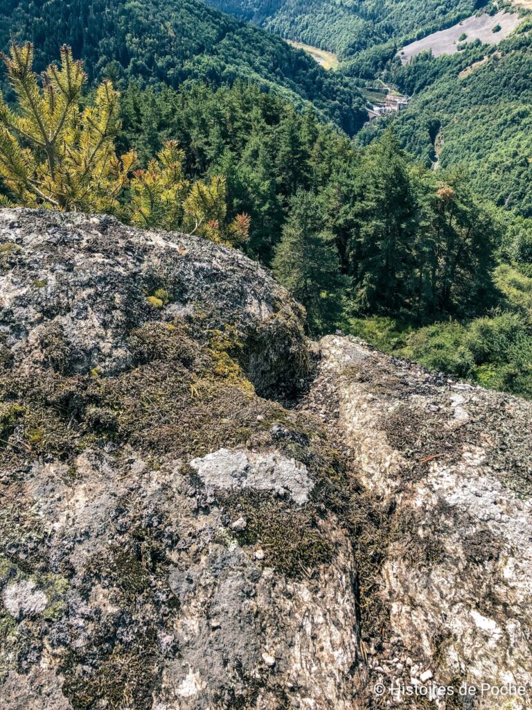 roche creusée derrière la chapelle