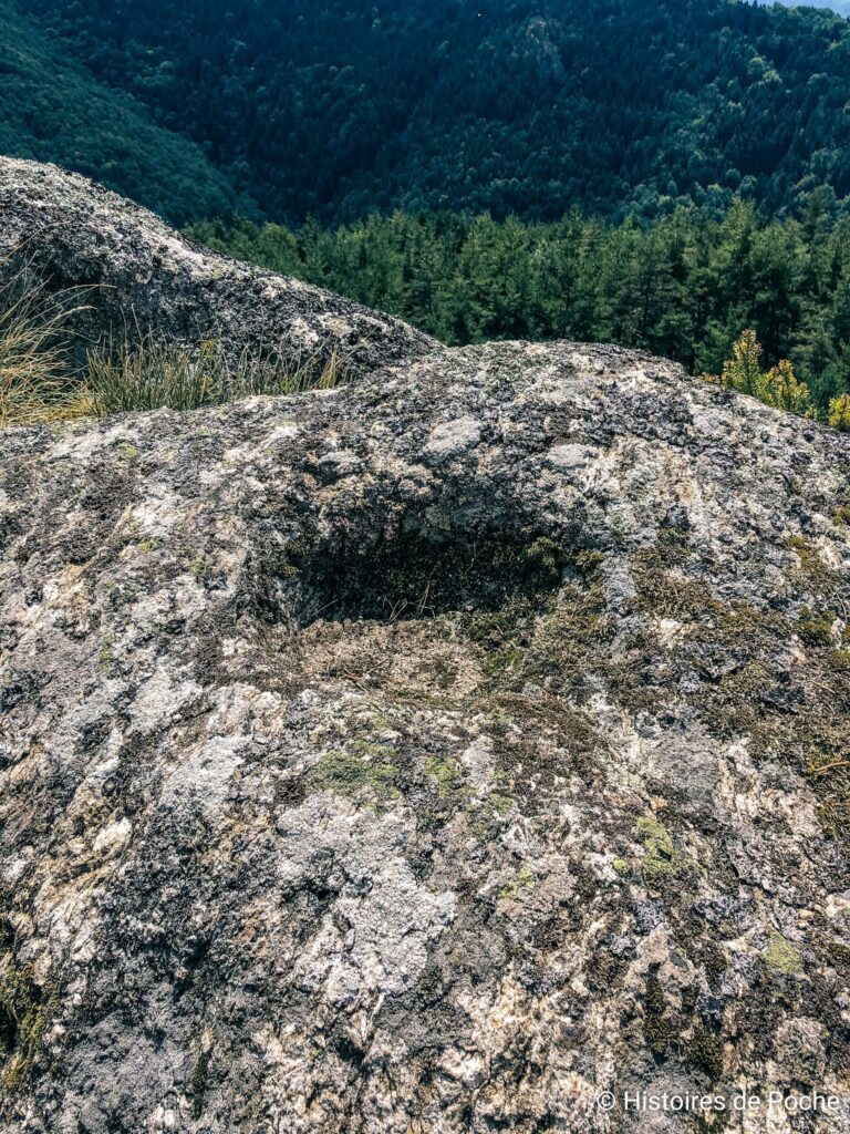 roche creusée derrière la chapelle