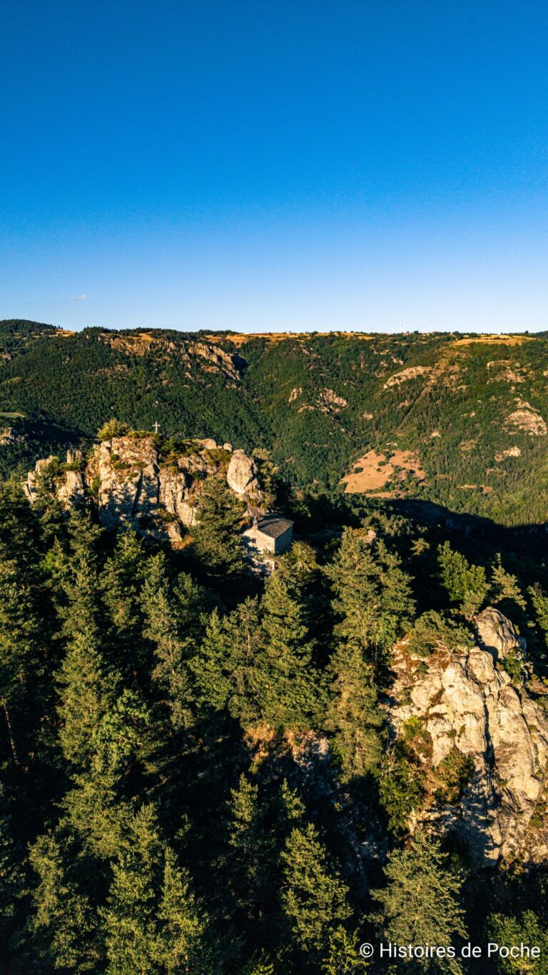Vue aérienne montrant la Chapelle a accrochée à son éperon