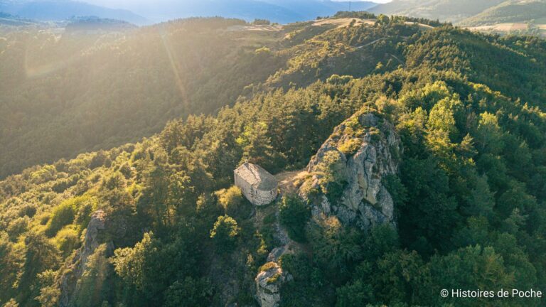 Vue aérienne de la Chapelle avec en fond l'antenne relais ou se trouve le hameau de Douchanez