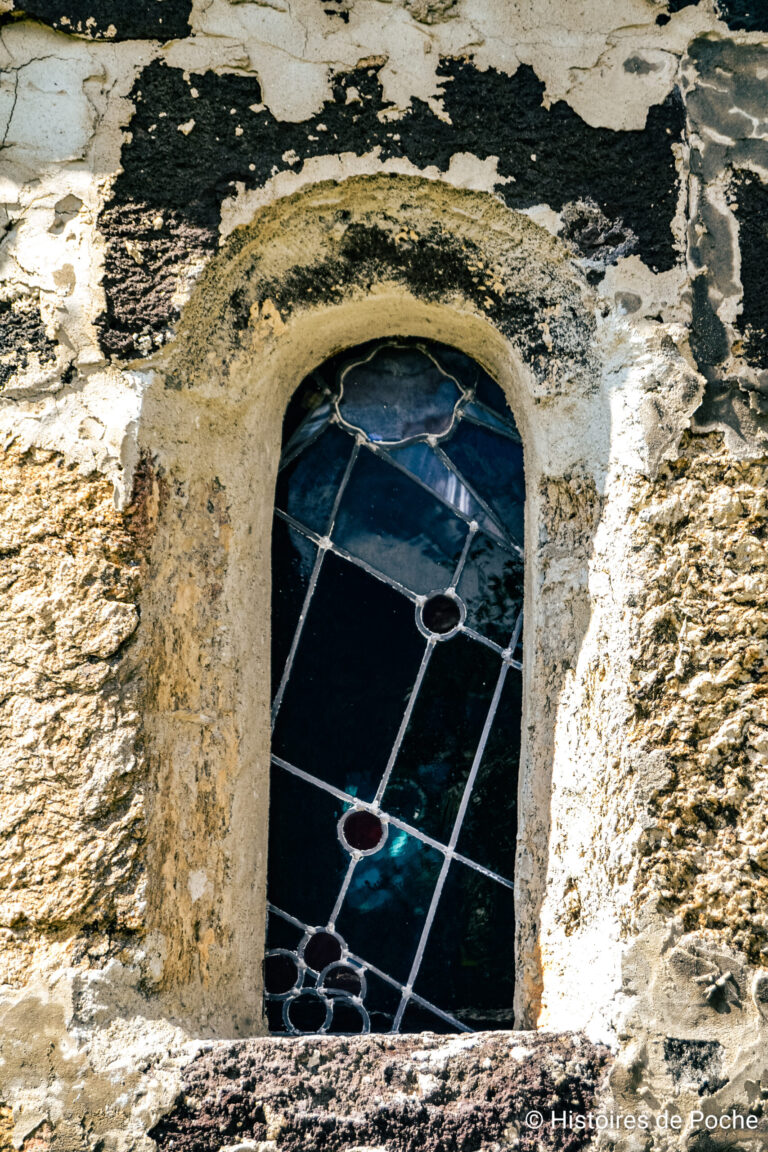 Vitraux de Fabienne de Seauve vu de l'extérieur