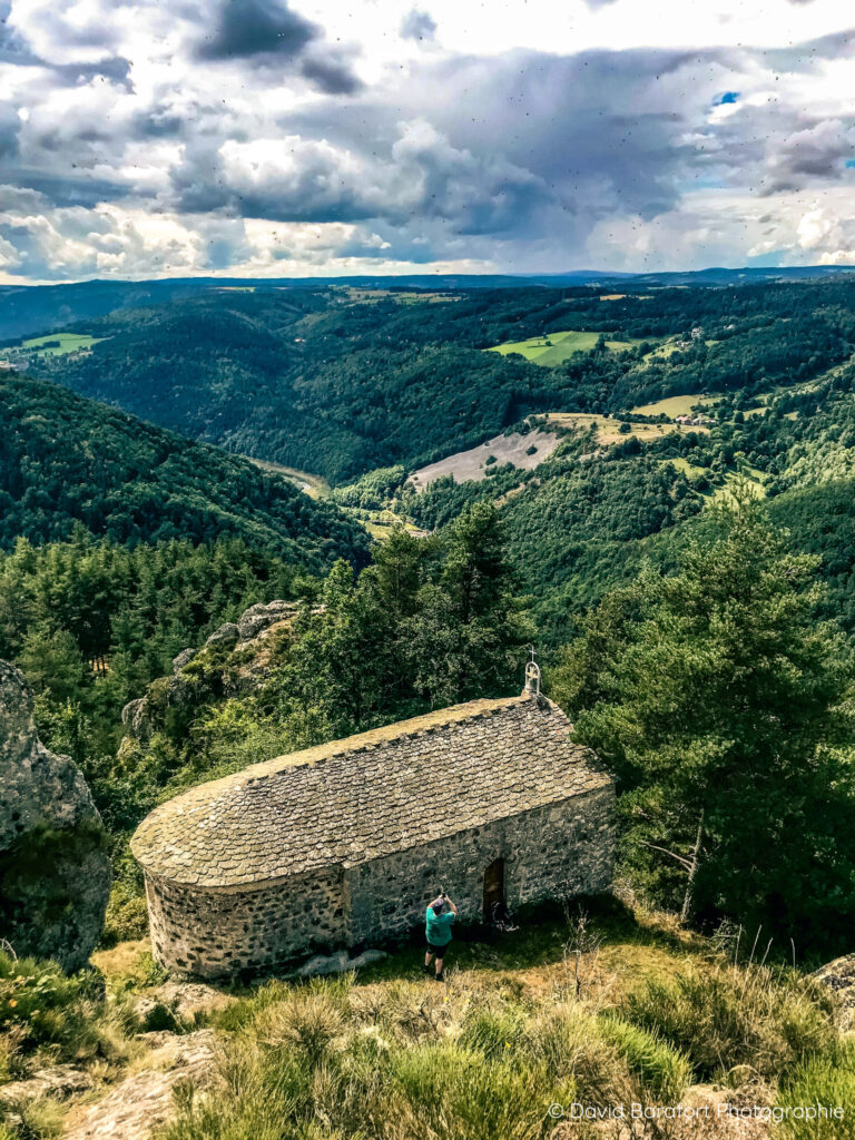La chapelle vue du haut du piton rocheux