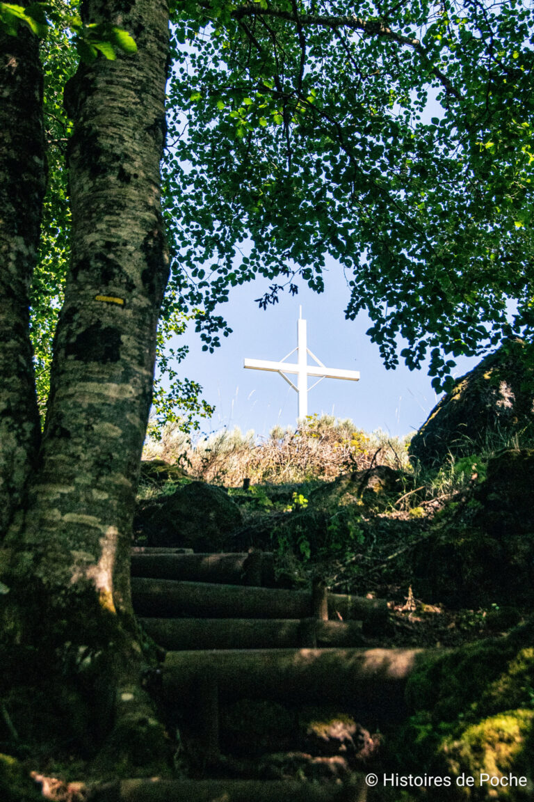 La croix sommitale du mont Tartas