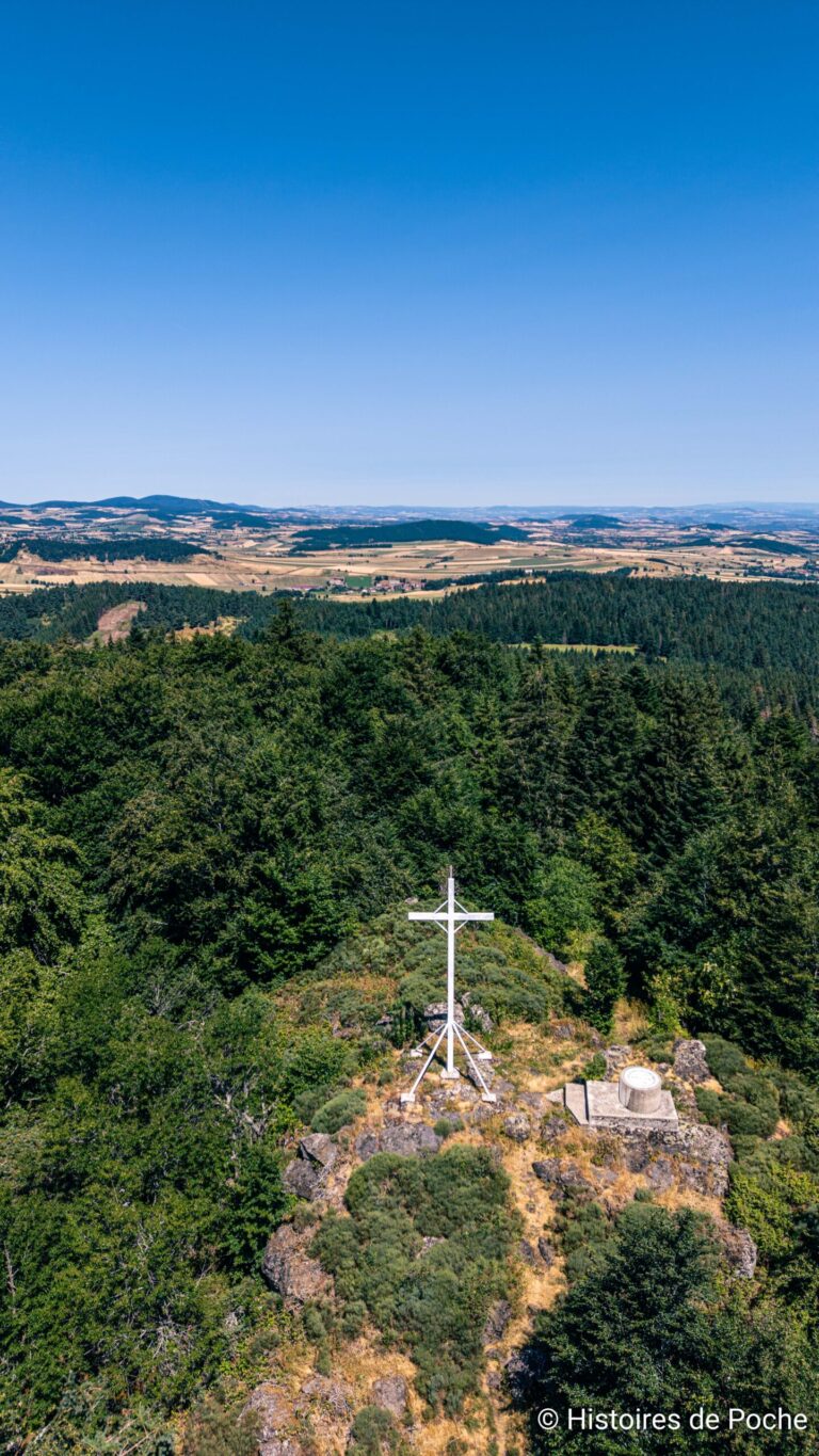 Croix et Table d'orientation au sommet du Mont Tartas