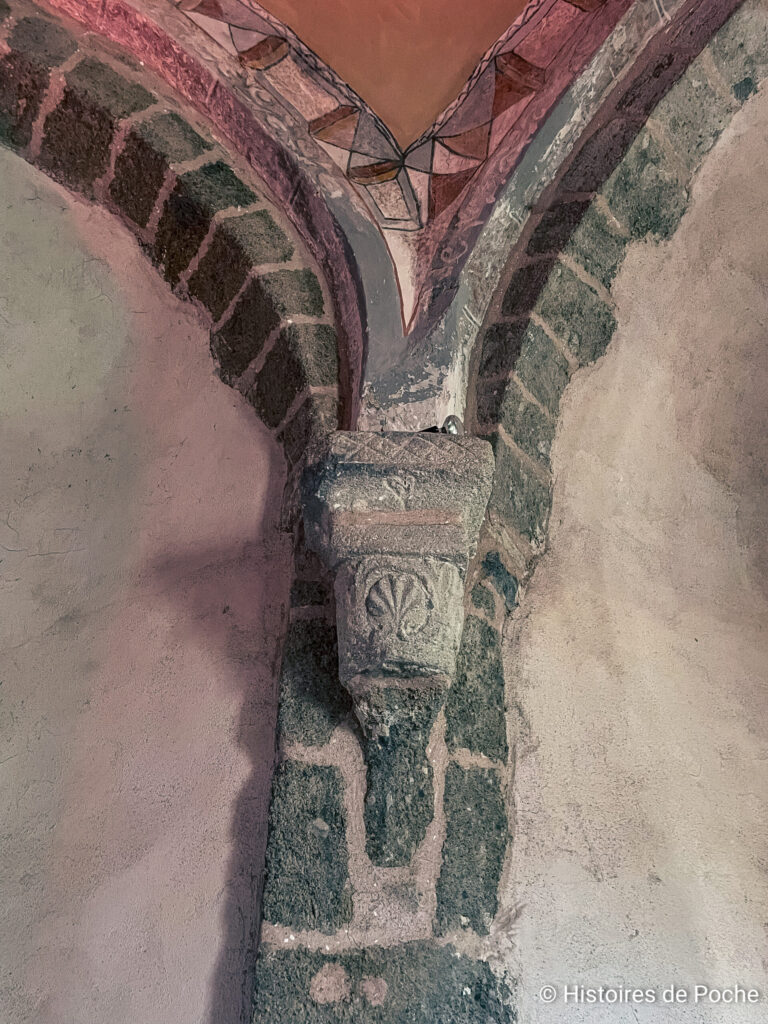 Chapiteau sculpté d'une coquille Saint-Jacques