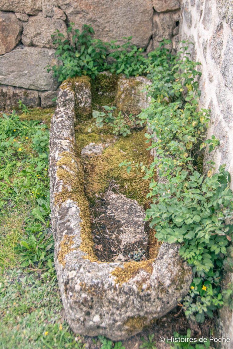Sarcophage en pierre a l'intérieur du cimetière