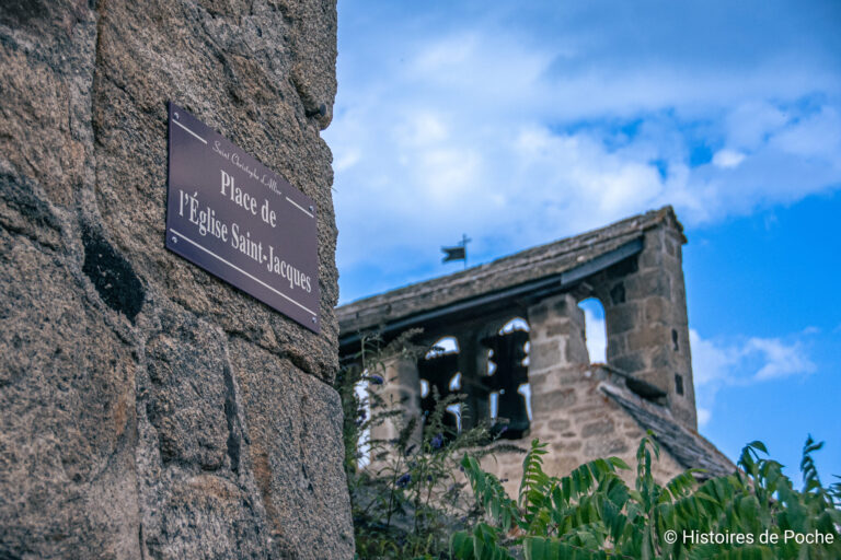 Place de l'Eglise Saint-Jacques avec le Clocher peigne de l'Eglise en fond