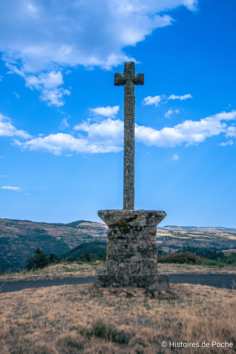Croix proche du hameau du Ménial