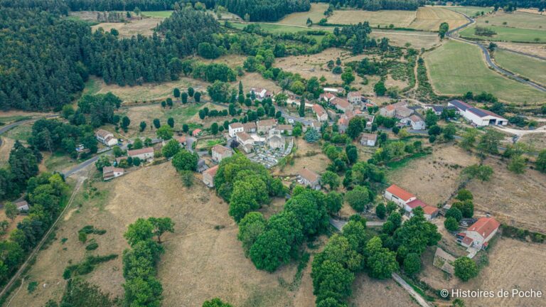 Vue aérienne de Saint-Christophe-d'Allier avec l'église et le cimetière au centre