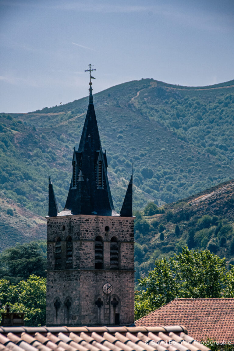 Le clocher de l'eglise Saint-Jean-Baptiste se découpe dans le ciel vu depuis la Chapelle Saint-Roch