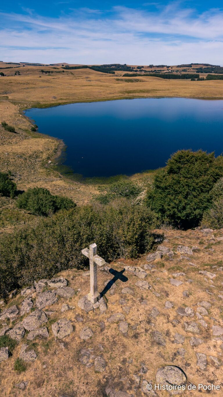 La Croix de Saint-Andéol surplombant le lac