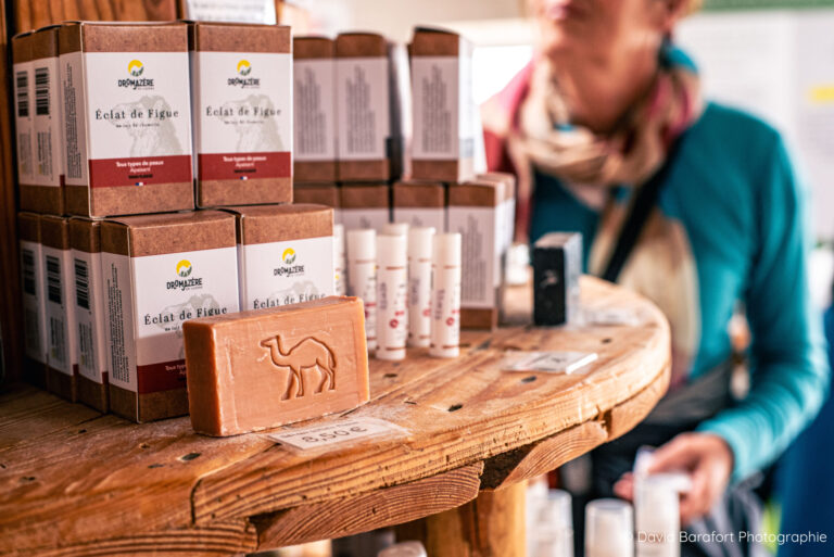Une boutique propose à la vente les produits issus de l'exploitation alliée à une vente de petite restauration