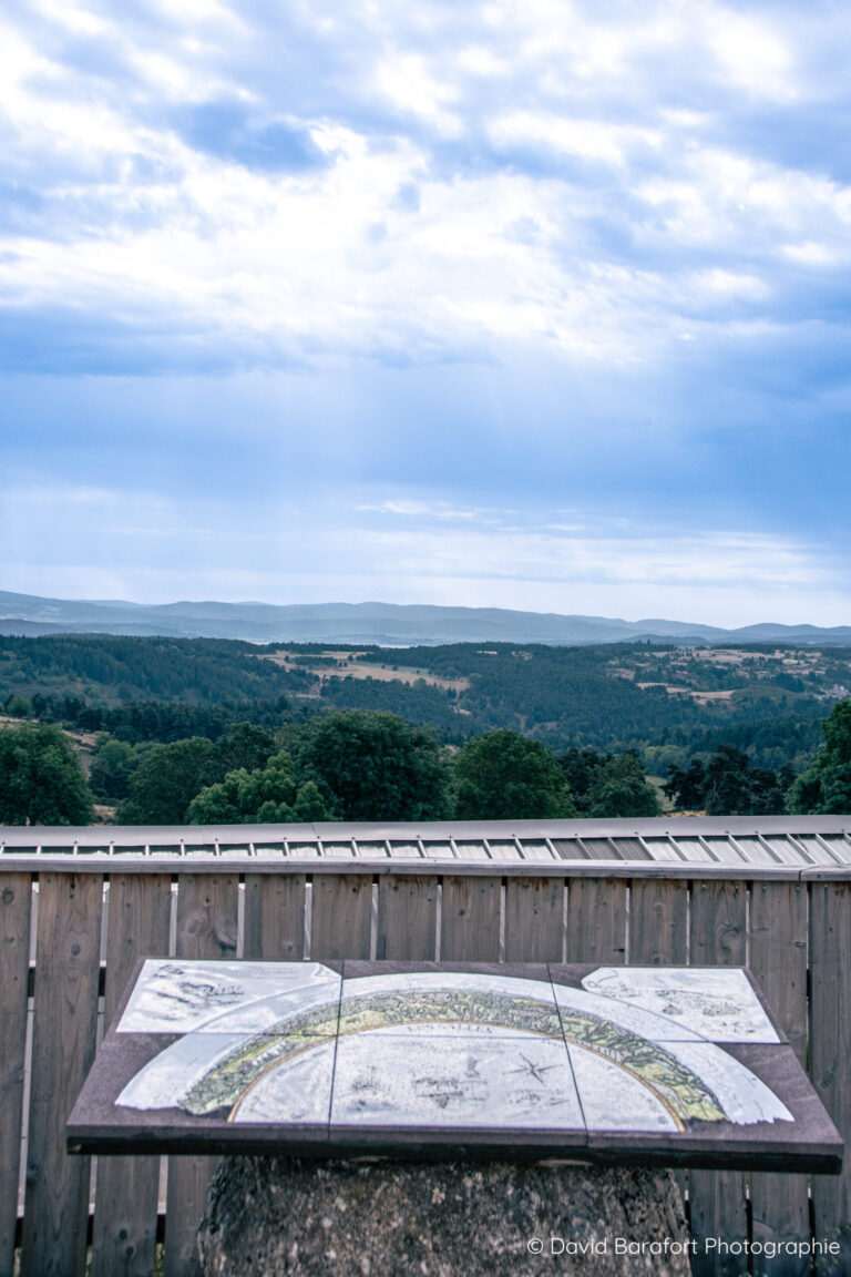 Une table d'orientation est installée à l'extérieur pour permettre d'apprécier le paysage